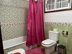 家庭單棟房屋, 3 間臥室, 部分海景 | 浴室 | 淋浴設備、風筒、坐浴桶、提供毛巾