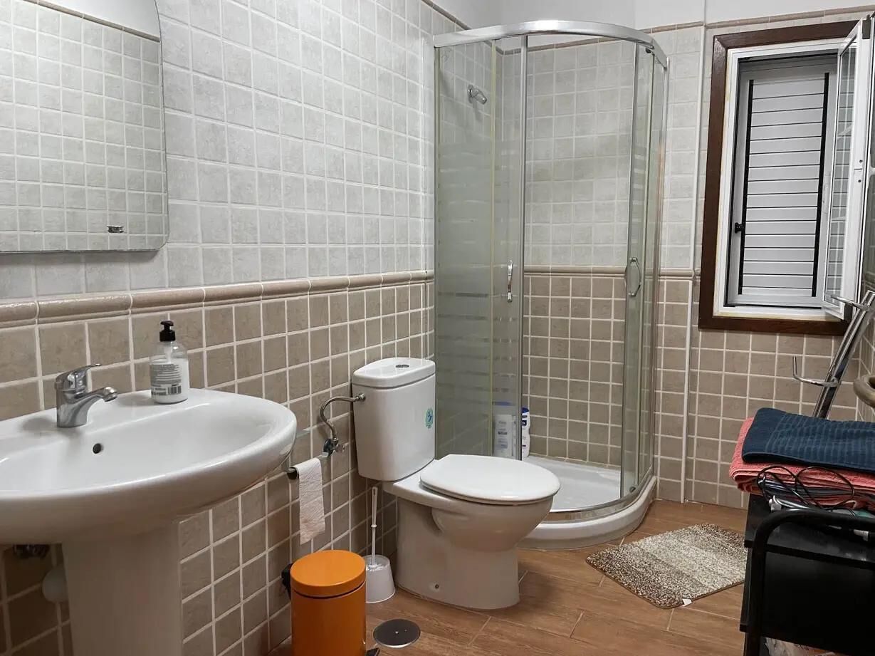 Rumah Keluarga, 2 kamar tidur, pemandangan halaman | Kamar mandi | Shower, pengering rambut, handuk, dan sabun