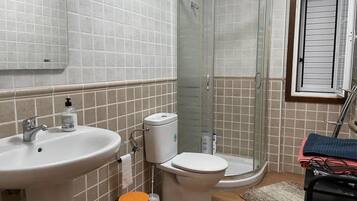 Rumah Keluarga, 2 kamar tidur, pemandangan halaman | Kamar mandi | Shower, pengering rambut, handuk, dan sabun