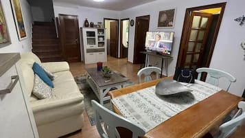 Rumah Keluarga, 3 kamar tidur, pemandangan laut terbatas | Area keluarga | TV layar datar