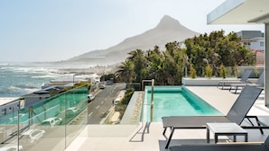Una piscina en la azotea con vistas al océano y a la montaña.
