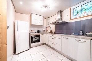 Fridge, oven, stovetop, dishwasher