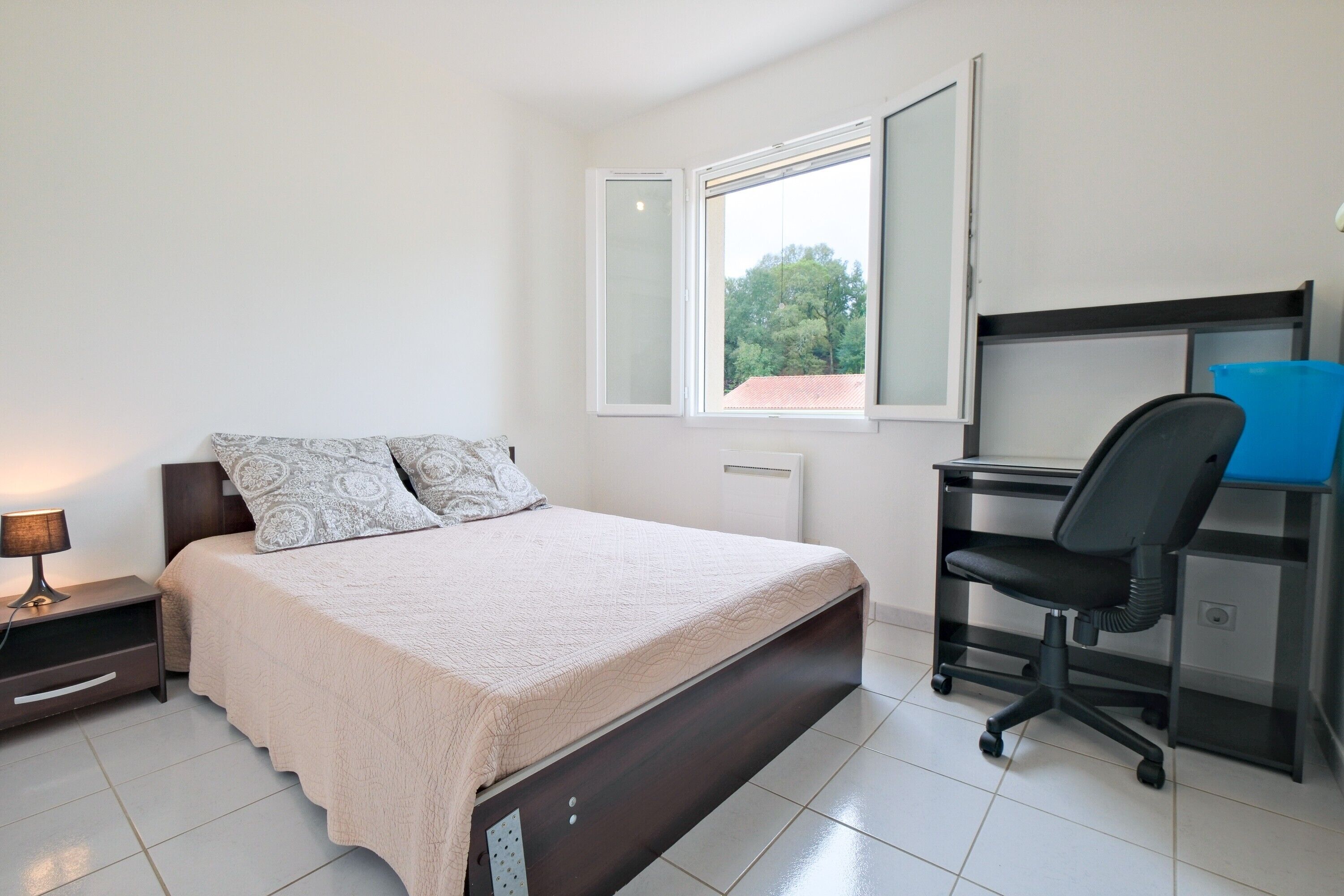 6 slaapkamers, een strijkplank/strijkijzer, gratis wifi