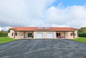 Exterior - Duo of Houses at Mas des Chênes with Air Conditioning and Shared Pool in the Heart of Périgord (Savignac-les-Églises)