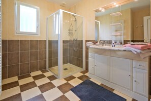 Shower - Duo of Houses at Mas des Chênes with Air Conditioning and Shared Pool in the Heart of Périgord (Savignac-les-Églises)