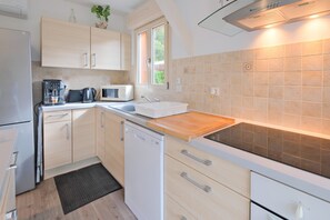 Fridge, microwave, oven, stovetop - Holiday Home 'Chalet with Private Pool' with Private Pool, Wi-Fi and Air Conditioning (Savignac-les-Églises)