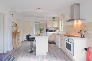 Fridge, microwave, oven, stovetop - Holiday Home 'Chalet with Private Pool' with Private Pool, Wi-Fi and Air Conditioning (Savignac-les-Églises)