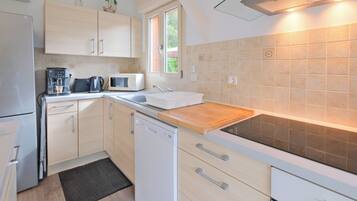 Frigorífico, microondas, horno y placa de cocina