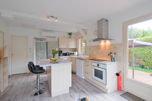 Fridge, microwave, oven, stovetop - Holiday Home 'Chalet with Private Pool' with Private Pool, Wi-Fi and Air Conditioning (Savignac-les-Églises)