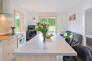 Fridge, microwave, oven, stovetop - Holiday Home 'Chalet with Private Pool' with Private Pool, Wi-Fi and Air Conditioning (Savignac-les-Églises)