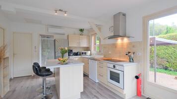 Frigorífico, microondas, horno y placa de cocina