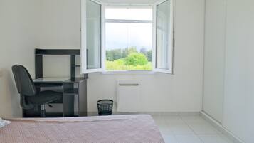 3 bedrooms, iron/ironing board, free WiFi