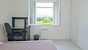 3 slaapkamers, een strijkplank/strijkijzer, gratis wifi