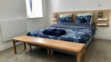 3 bedrooms, desk, iron/ironing board, travel crib