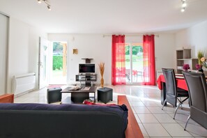 Een televisie en een tafeltennistafel