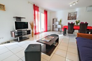Una televisión, una mesa de tenis de mesa