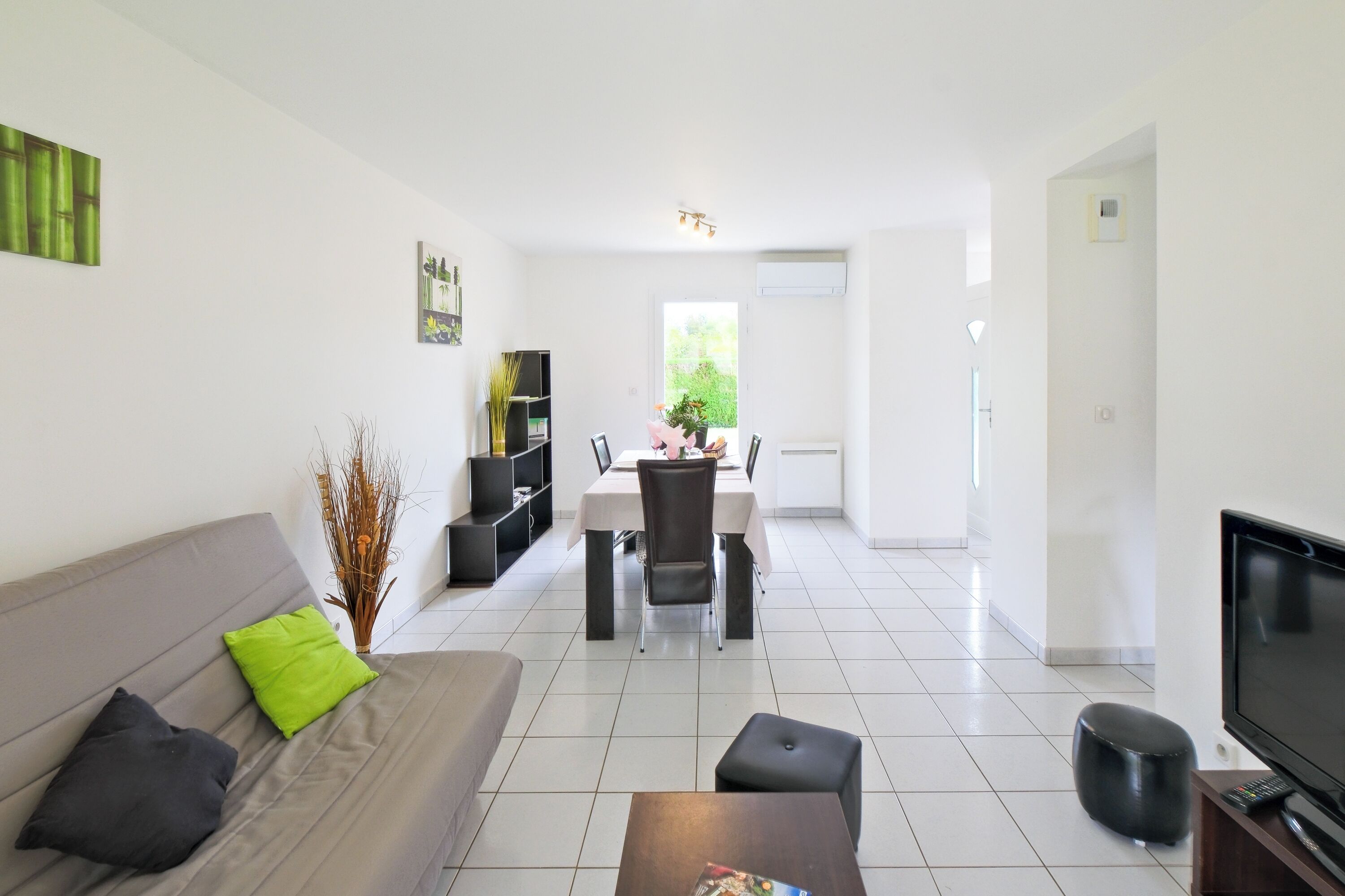 Een televisie en een tafeltennistafel