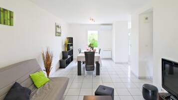 Een televisie en een tafeltennistafel