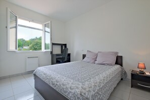 3 bedrooms, iron/ironing board, free WiFi