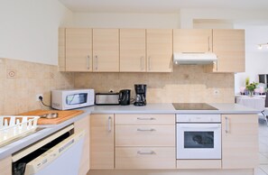 Frigorifero, microonde, forno, piano cottura