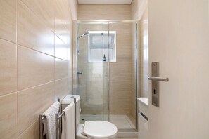 Een douche, handdoeken