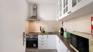 Refrigerador, microondas, horno, placa de cocina