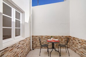 Outdoor dining - Apartment 'The Fig House Vila Real De Santo' with Terrace and Air Conditioning (Vila Real de Santo António)