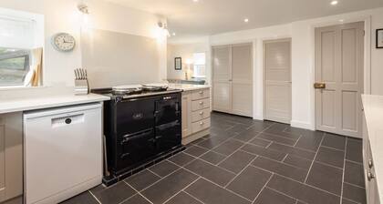 Host Stay Castle Hill Cottage