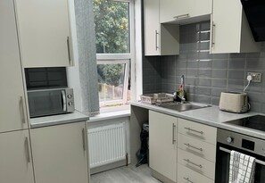 Frigorifero, microonde, forno, piano cottura