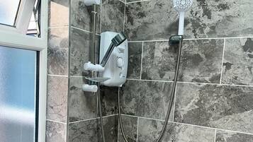 Chuveiro/banheira combinados, banheira de imersão, toalhas de banho