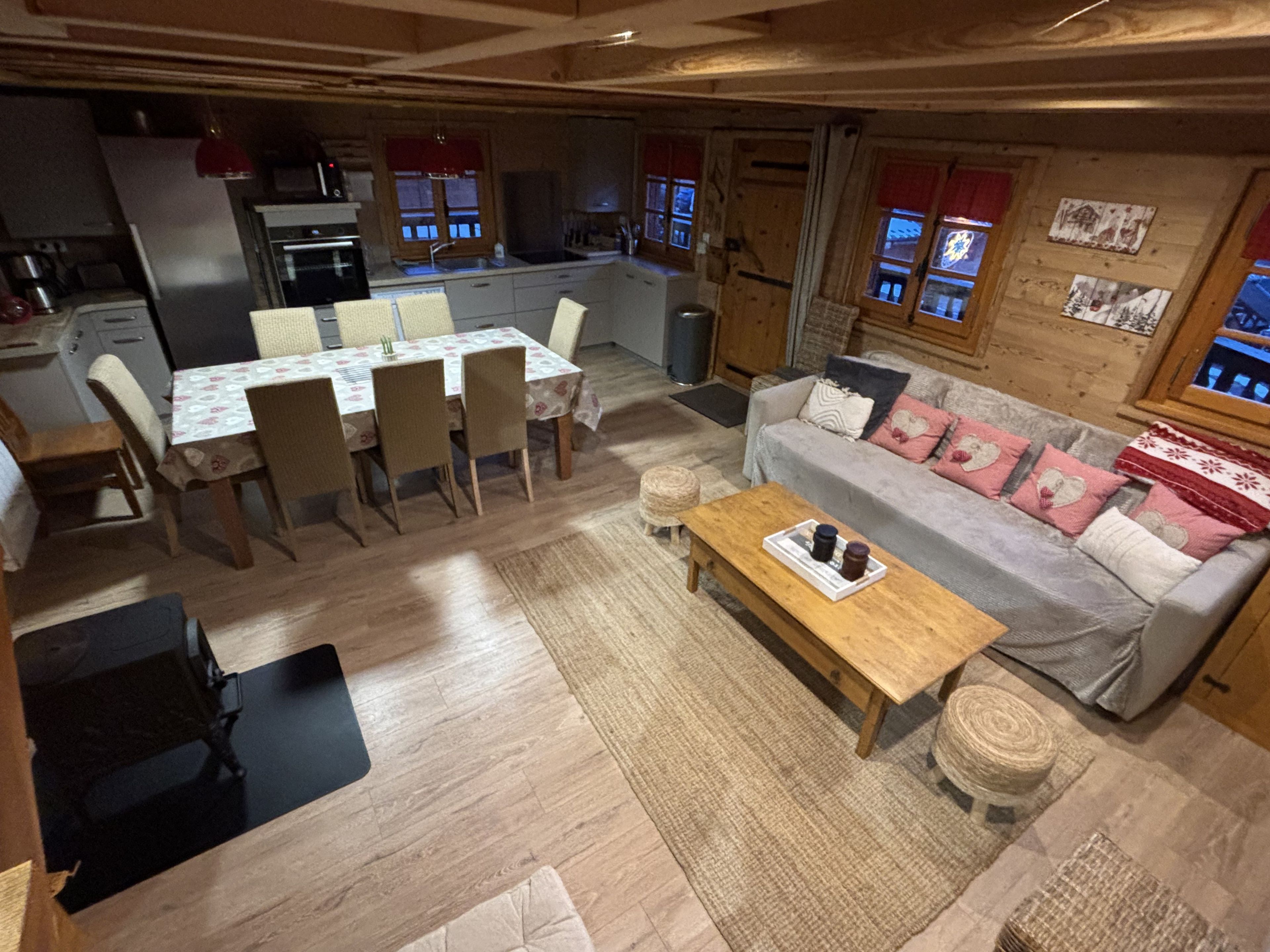 Un salon confortable avec un canapé, une table basse et un coin repas comprenant des chaises et une table.