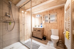 Douche, sĂšche-cheveux, serviettes fournies