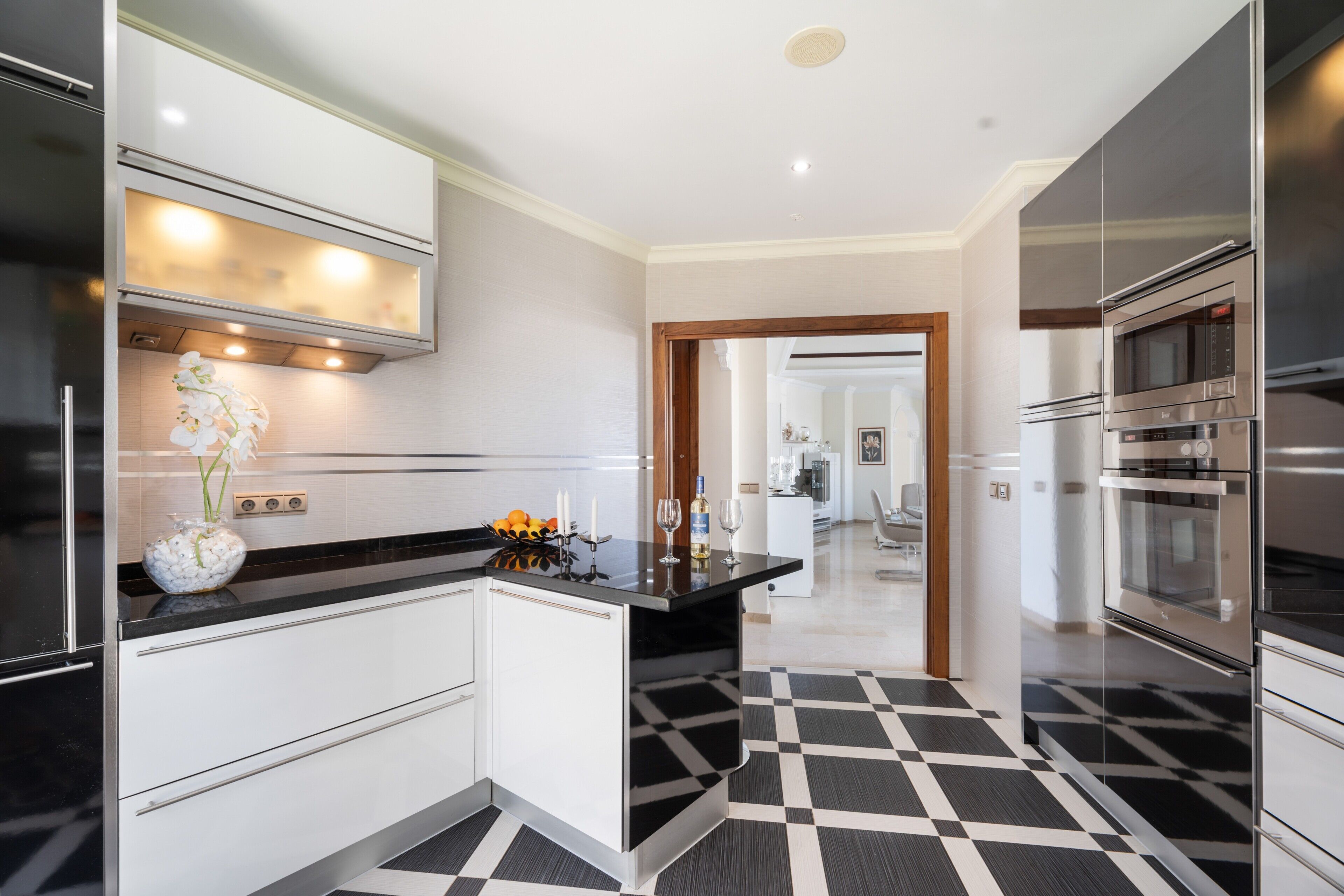 Jääkaappi, mikroaaltouuni, uuni, astianpesukone