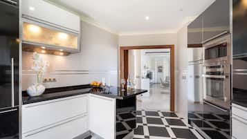 Jääkaappi, mikroaaltouuni, uuni, astianpesukone