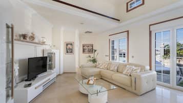 TV, DVD-spiller og bordtennis