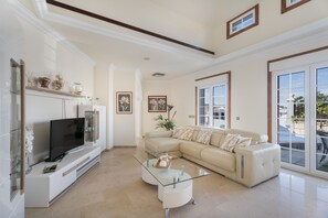 TV, DVD-spiller og bordtennis