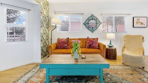 Studio (1 Bedroom) | Living area