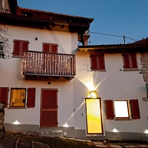 Exterior detail - Holiday Home 'Casa Il Butto' with Mountain View, Garden and Balcony (Erve)