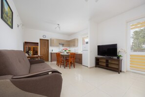 House, 3 Bedrooms, 2 Bathrooms | Living room - House With Parking & Garden by Renters (Warsaw)