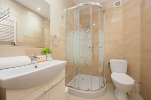 Dusche, Haartrockner, Handtücher, Seife