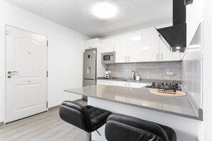 Kühlschrank, Mikrowelle, Ofen, Herdplatte