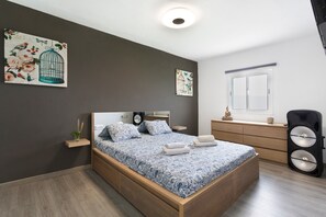 2 slaapkamers, een strijkplank/strijkijzer, gratis wifi, beddengoed