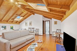 Standard-Apartment, Mehrere Schlafzimmer (Attico a Caslano) | Wohnbereich