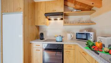 Standard Apartment, 1 Bedroom, Microwave (Attico a Caslano) | Private kitchen | Fridge, microwave, oven, stovetop