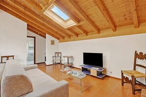 Standard-Apartment, Mehrere Schlafzimmer (Attico a Caslano) | Wohnbereich | Fernseher