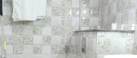 Ein Badezimmer mit Toilette, Waschbecken und Dusche.