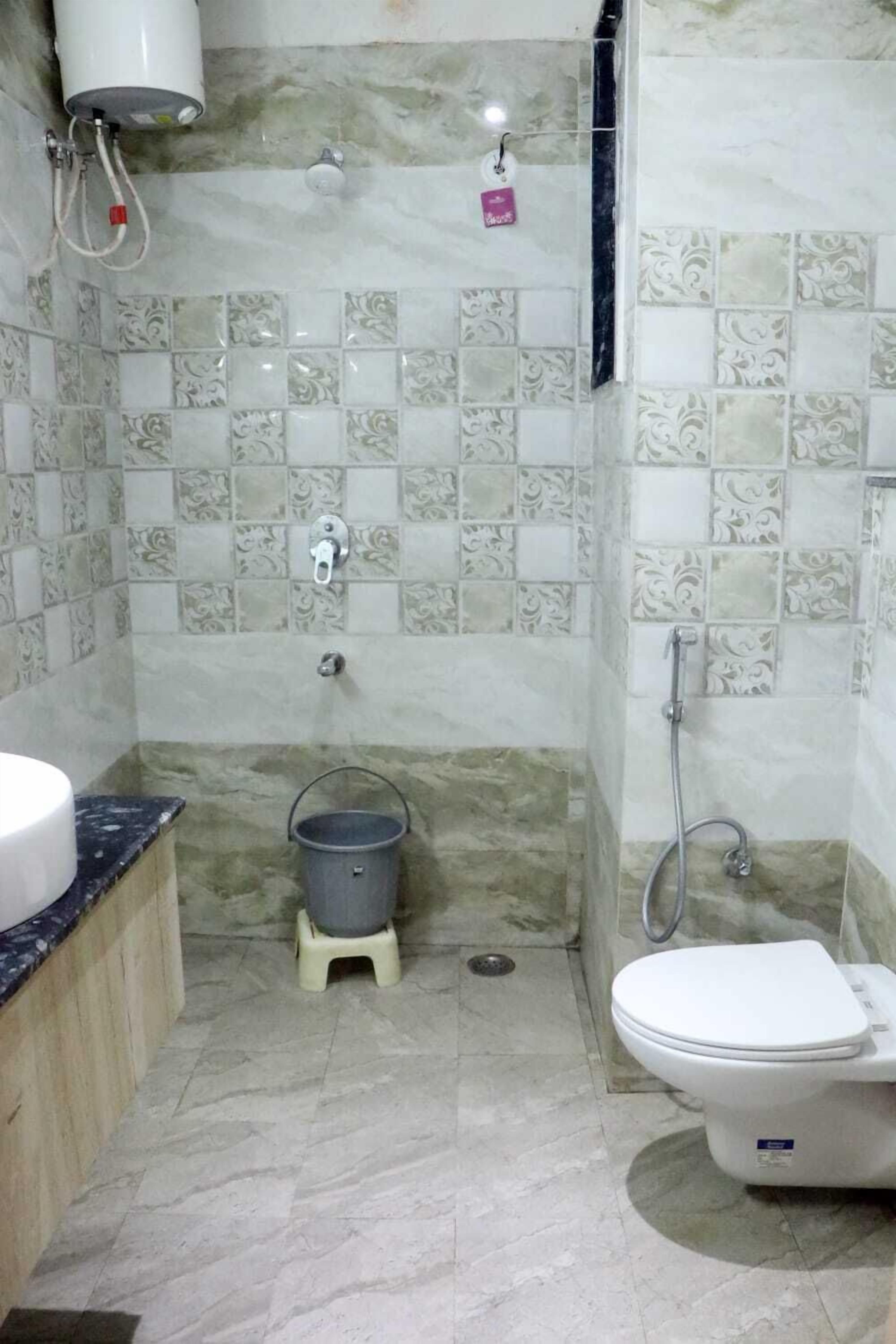 Ein Badezimmer mit Toilette, Dusche und Waschbecken.