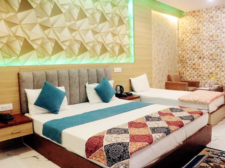 Triple Room | In-room safe, desk, laptop workspace, soundproofing