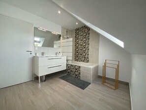 Dusche, Haartrockner, Seife, Toilettenpapier