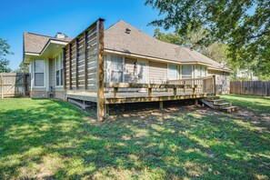 A single-story house with a front deck, a covered porch, and a fenced backyard. - Bryan Home: Close to Campus & Kyle Field (Bryan)